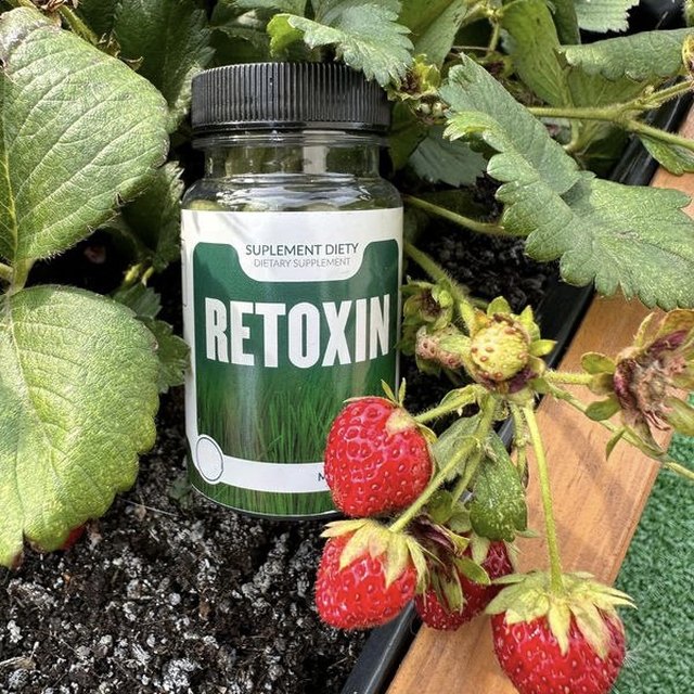 Retoxin — буркан със зелени капсули до ягоди, етикет с трева и надпис Retoxin