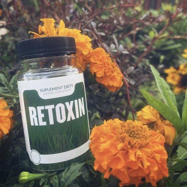 Retoxin — borcan cu capsule verzi printre flori de crăițe, etichetă cu iarbă și inscripția Retoxin